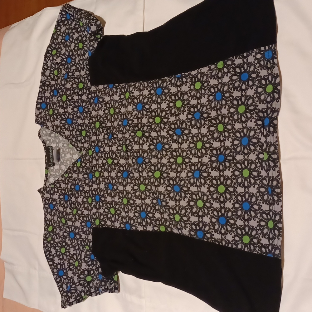 Cherokee floral Flexible Scrub with front pockets and stretching sides size XL